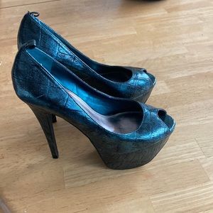 Heels-Bakers brand, shimmery dark blueish-green in color, size 8